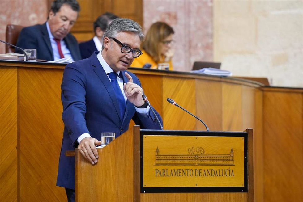 El portavoz del Grupo Vox en Andalucía, Manuel Gavira, este miércoles en el Pleno del Parlamento en su defensa de la enmienda a la totalidad al Presupuesto 2026.