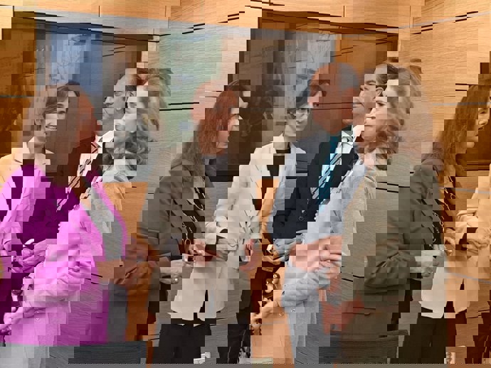 La consellera de Salud, Manuela García, y la ministra de Sanidad, Mónica García. 