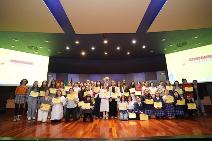 Foto de familia con las participantes en el certamen junto con el rector de la Universidad de Córdoba, Manuel Torralbo, y el jurado del concurso.
