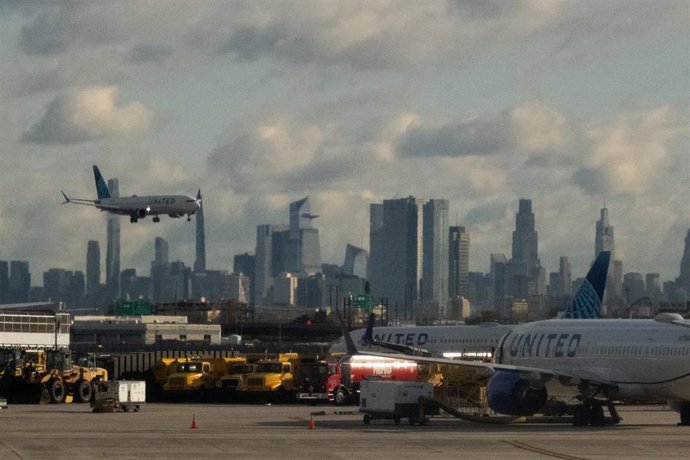 11 November 2025, US, Bonn: A United Airlines flight lands at Newark Liberty International Airport in Newark. The US House of Representatives is discussing an interim budget and thus a possible end to the partial government shutdown. 