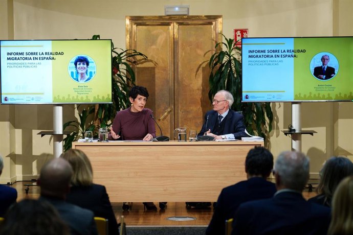 La ministra de Inclusión, Seguridad y Migraciones, Elma Saiz y el presidente del Consejo Económico y Social, Antón Costas, presentan el Informe sobre la realidad migratoria en España, en la sede del ministerio, a 12 de noviembre de 2025, en Madrid (España