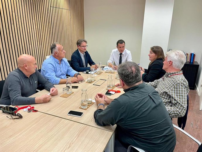 El conseller de Agricultura, Ganadería, Pesca y Alimentación de la Generalitat, Òscar Ordeig, en una reunión con el sector pesquero catalán