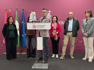 Romero (centro), interviene acompañado por representantes vecinales y  comerciantes del barrio de Sagunto-Edisol.