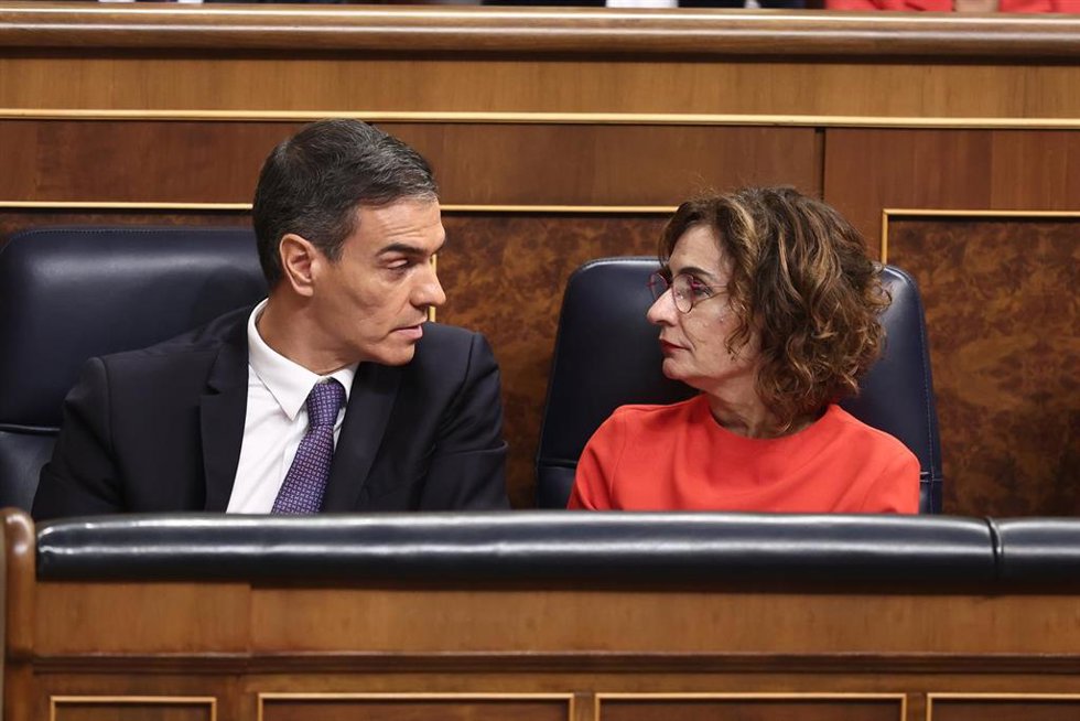 El presidente del Gobierno, Pedro Sánchez, y la vicepresidenta primera y ministra de Hacienda, María Jesús Montero, durante una sesión de control al Gobierno, en el Congreso de los Diputados, a 12 de noviembre de 2025, en Madrid (España). Sánchez ha acu