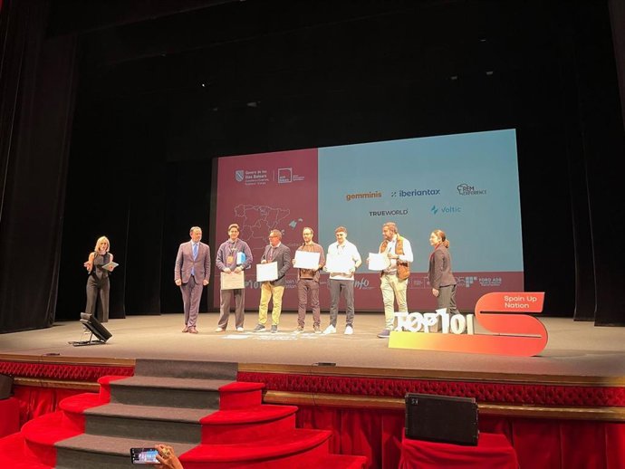 El conseller de Empresa, Autónomos y Energía, Alejandro Sáenz de San Pedro, entrega los premios TOP 101 a cinco empresas de Baleares.