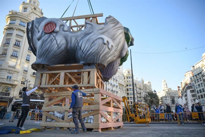 Archivo - Una de las primeras piezas de la falla grande municipal de 2022