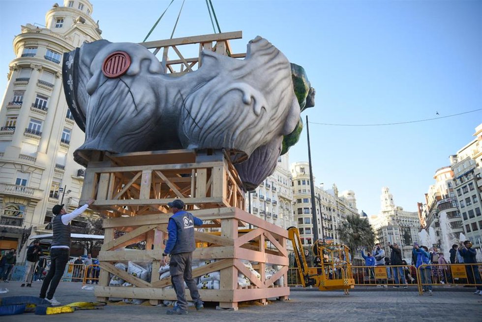 Archivo - Una de las primeras piezas de la falla grande municipal de 2022