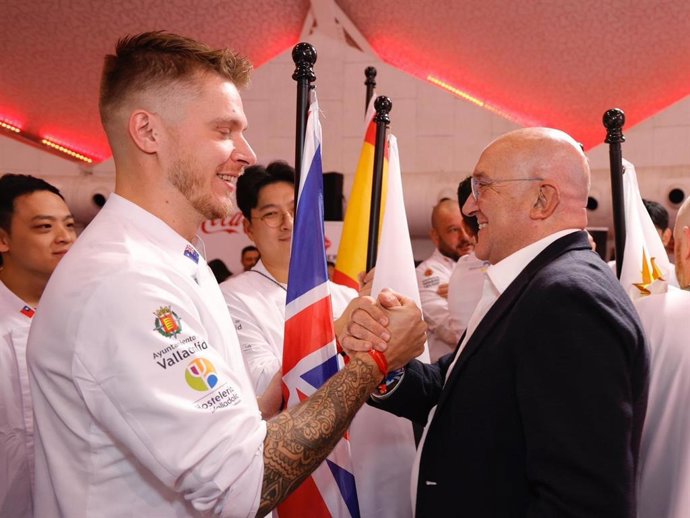 El alcalde de Valladolid, Jesús Julio Carnero, felicita al chef Andrea Vignali (Australia), ganador del noveno Campeonato Mundial de Pinchos y Tapas 2025
