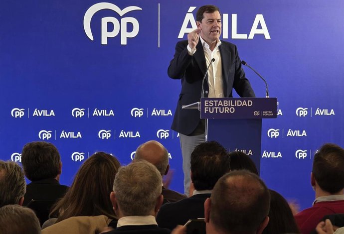 El presidente autonómico del PP, Alfonso Fernández Mañueco, clausura la Junta Directiva del PP abulense junto a la portavoz del GPP en el Senado, Alicia García, y el presidente provincial del PP, Carlos García
