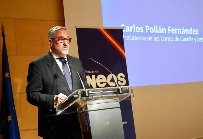 El presidente de las Cortes de Castilla y León, Carlos Pollán, durante la inauguración del acto de presentación del informe 'España en el abismo', elaborado por la Fundación NEOS