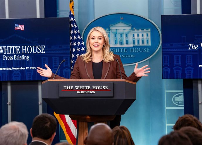 12 de novembro de 2025, Washington, Distrito de Colúmbia, Estados Unidos: A secretária de imprensa da Casa Branca, KAROLINE LEAVITT, informa a imprensa em 12 de novembro de 2025. Leavitt respondeu a perguntas sobre a paralisação do governo, os arquivos Ep