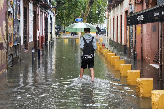 Imagen de archivo de calles anegadas de agua tras las lluvias torrenciales registradas en el 29 de octubre, en Sevilla.