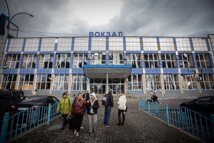 31 de outubro de 2025, Sumy, Sumy, Ucrânia: Passageiros na estação de trem de Sumy após um ataque de drone kamikaze russo.