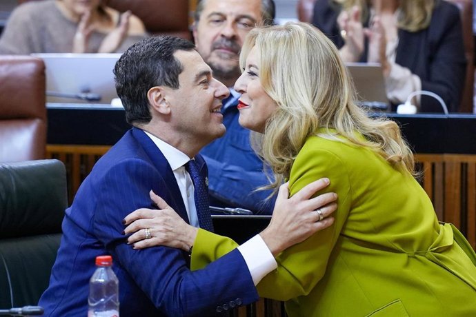 El presidente de la Junta de Andalucía, Juanma Moreno, saluda a la consejera de Economía, Hacienda, Fondos Europeos y Diálogo Social, Carolina España, tras su intervención en la sesión plenaria del debate de totalidad del proyecto de Ley del Presupuesto a
