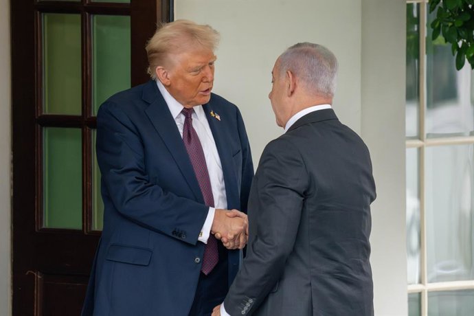 Archivo - 29 September 2025, US, Washington: US President Donald Trump welcomes Israeli Prime Minister Benjamin Netanyahu outside the West Wing of the White House ahead of their meeting. Photo: Joey Sussman/ZUMA Press Wire/dpa