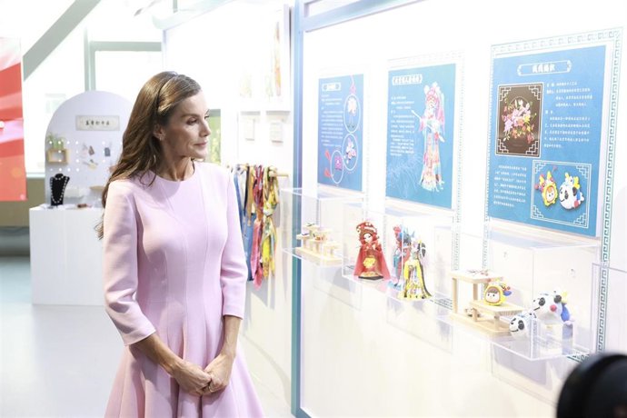 La Reina Letizia durante una visita a un centro para personas con discapacidad en Pekín