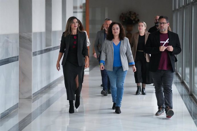 (I-D) Los portavoces parlamentarios del PSOE-A, María Márquez; Adelante Andalucía, José Ignacio García; y Por Andalucía, Inmaculada Nieto; atienden a los medios de comunicación. A 29 de octubre de 2025, en Sevilla (Andalucía, España). (Foto de archivo).