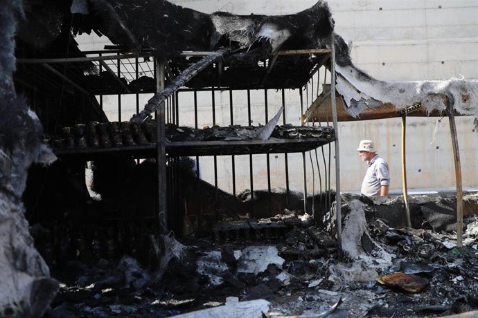 Vehículos y tiendas de campaña quemados en un campamento beduino de ganado y una lechería tras un ataque de colonos judíos al oeste de Nablús, en Cisjordania