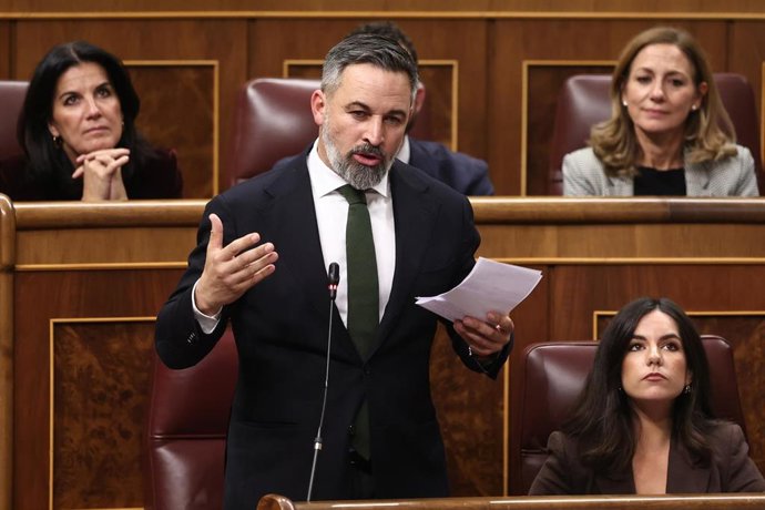 El presidente de Vox, Santiago Abascal, interviene durante una sesión de control al Gobierno, en el Congreso de los Diputados, a 12 de noviembre de 2025, en Madrid (España).