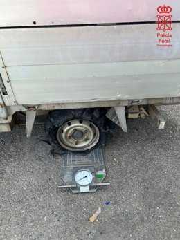 Imagen de la rueda reventada por exceso de carga.