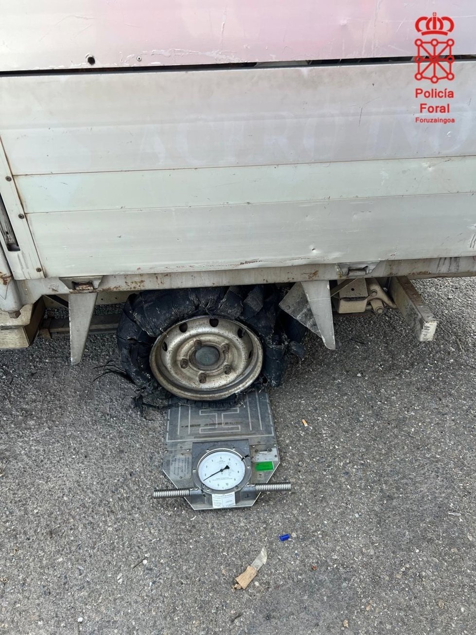 Imagen de la rueda reventada por exceso de carga.