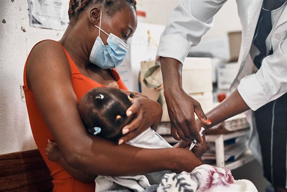 Vacunación a una niña en África.
