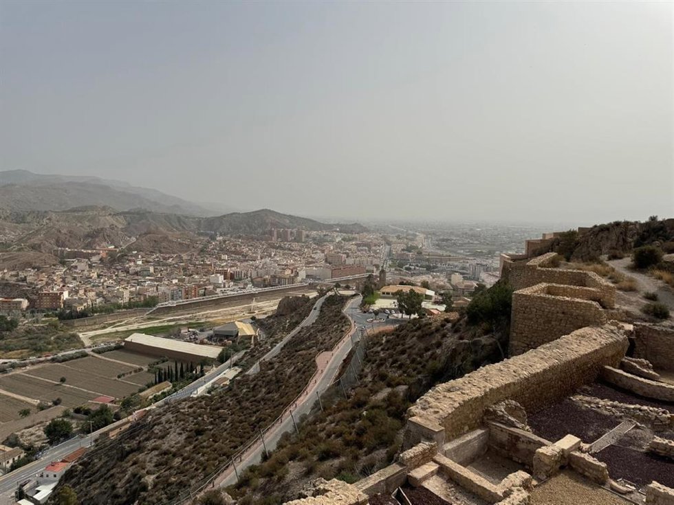 Archivo - Lorca registra el nivel 2 por el incremento de los niveles de las partículas PM10