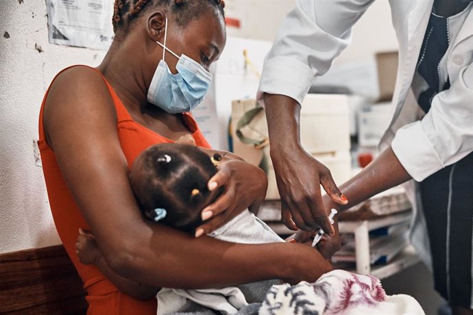 Vacunación a una niña en África.