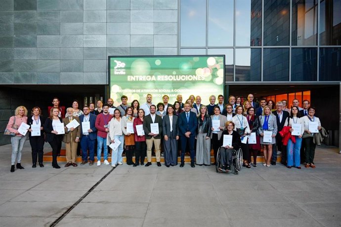 Encuentro de la Diputación de Sevilla con varias entidades beneficiarias de ayudas para proyectos de atención social.