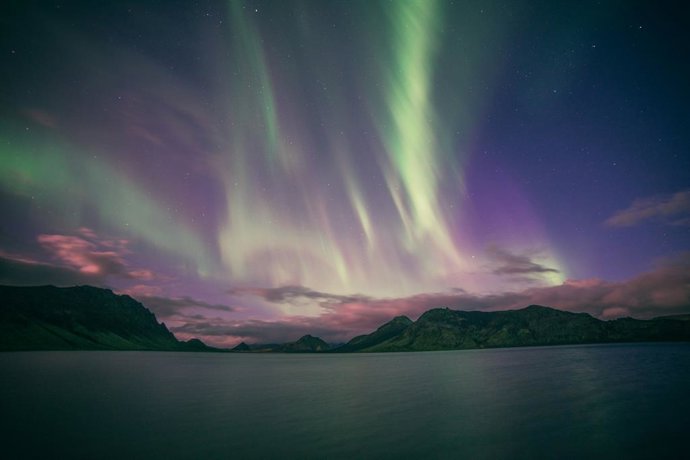 Auroras boreales iluminan los cielos por la tormenta solar: así se ven de verdad y por qué tu móvil las capta distintas