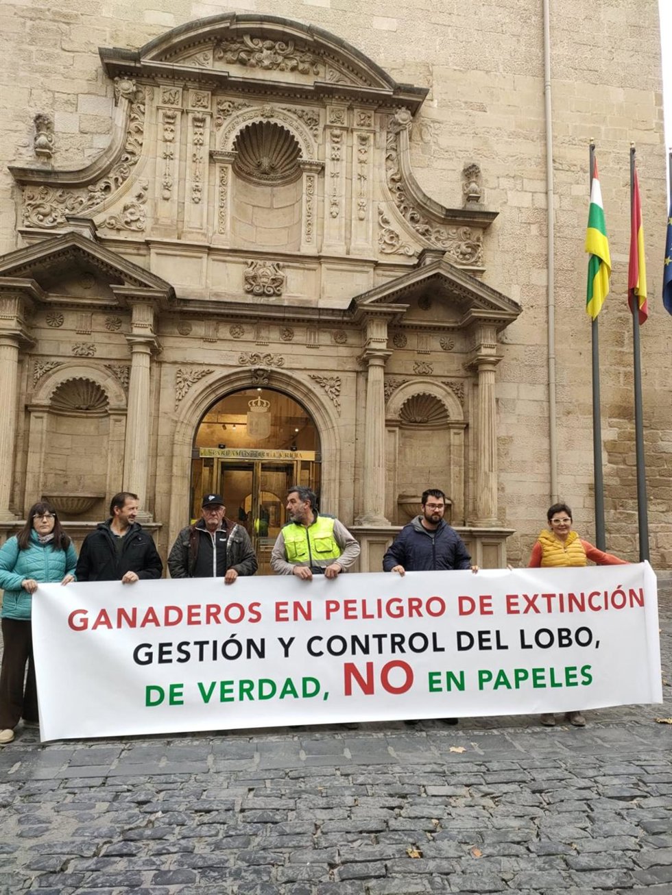 Concentración de ganaderos del Camero Viejo a las puertas del Parlamento de La Rioja
