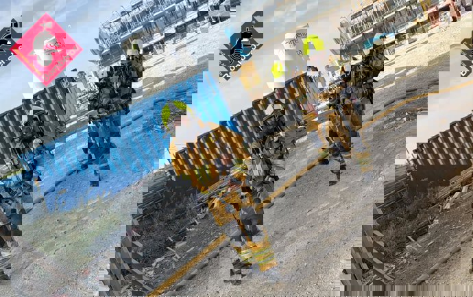 Bomberos actuando en el incendio en una zona del Hospital de La Vila Joiosa