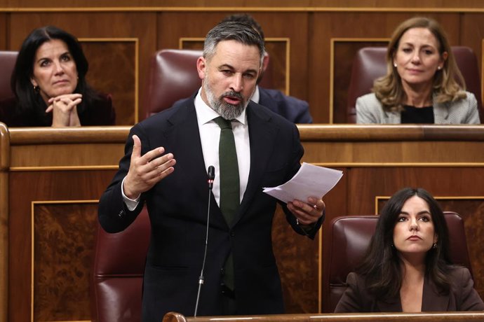 O presidente da Vox, Santiago Abascal, intervém durante uma sessão de controle do governo, no Congresso dos Deputados, em 12 de novembro de 2025, em Madri (Espanha). Sánchez veio ao Congresso para informar sobre os resultados das últimas eleições.
