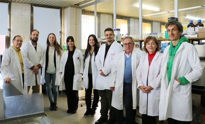 Equipo de investigadores en el laboratorio de Bioquímica de la Facultad de Veterinaria de la ULE.
