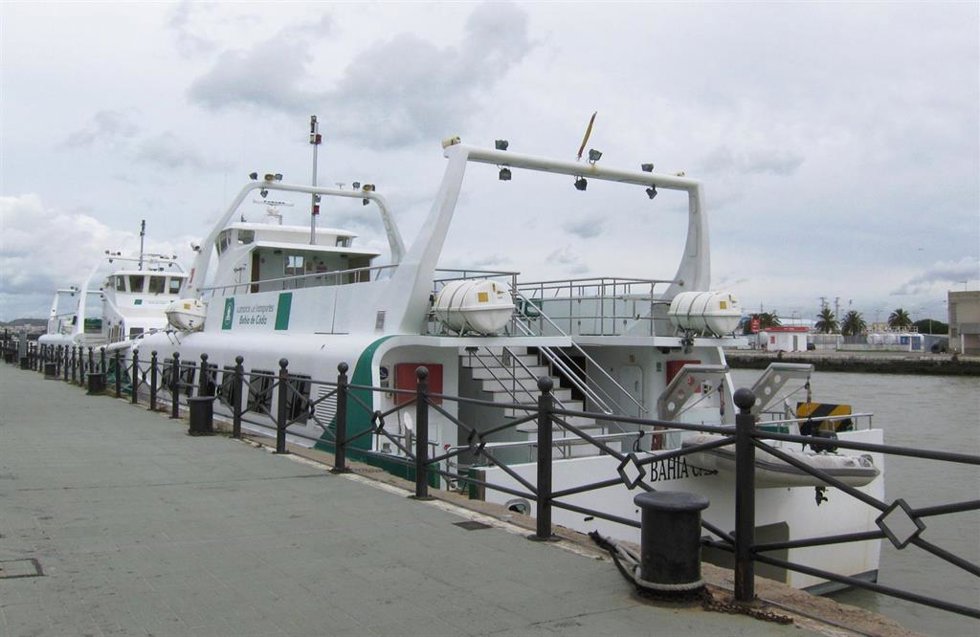 Archivo - Catamaranes en El Puerto de Santa María.