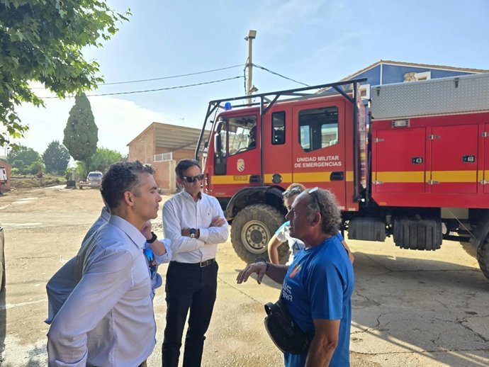 El director general de Caja Rural de Aragón, Luis Ignacio Lucas, acompañado del director de Red, Alejandro Lanuza, visitando en junio algunas de las localidades donde trabajaban efectivos de la UME, Cruz Roja, 061, 112 y Protección Civil.