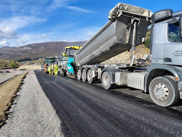 Trabajos de asfaltado en el nuevo ramal de acceso a la A-15 en Izurdiaga.