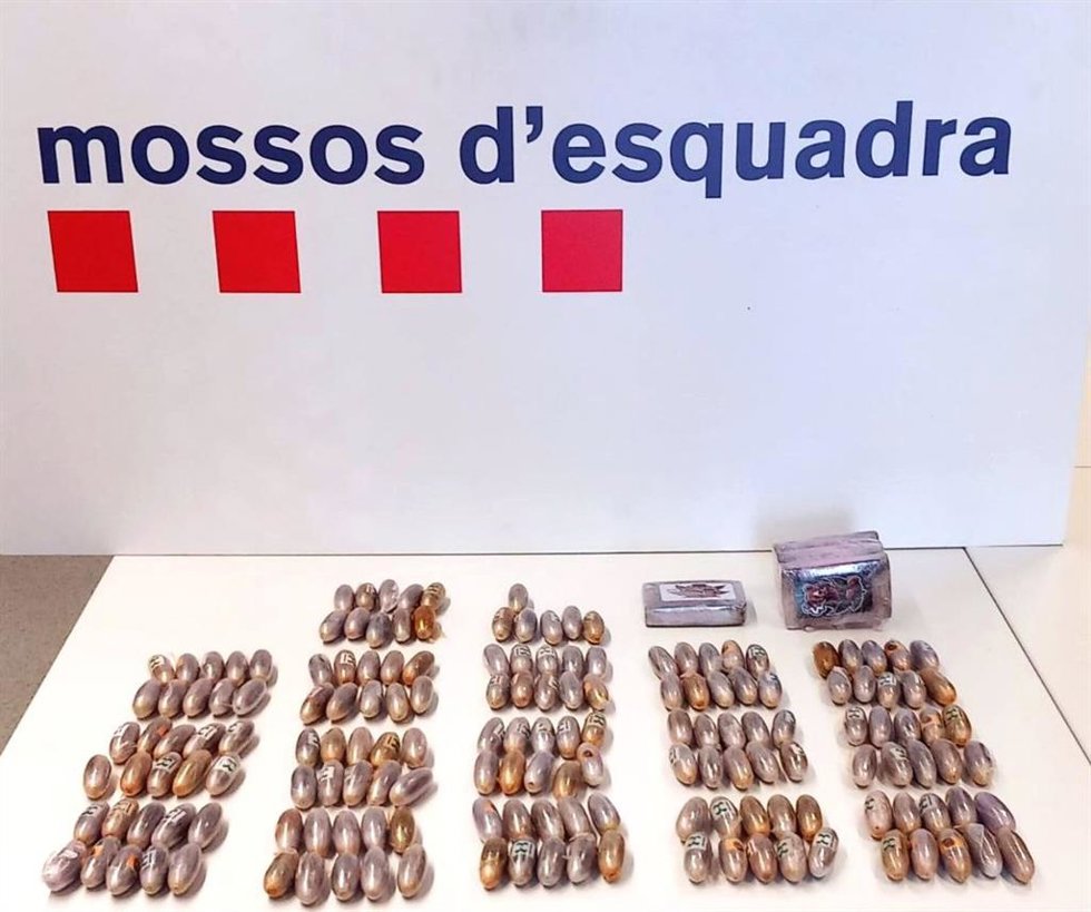 Envoltorios de hachís intervenidos en el vehículo