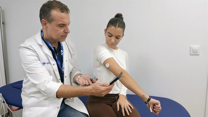 Imagen de un médico atendiendo a una paciente.
