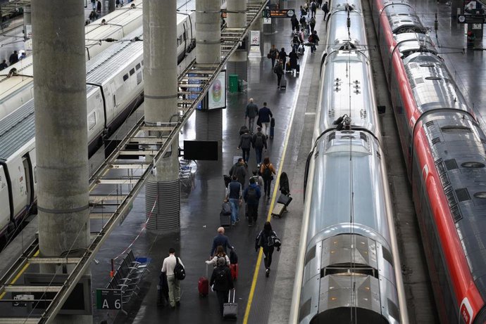 Archivo - Varios viajeros durante la operación salida por el puente de mayo, en la Estación de Atocha