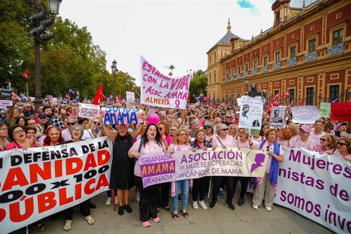 Imágenes de la concentración convocada por la asociación (Amama). A 26 de octubre de 2025 en Sevilla, Andalucía (España). 