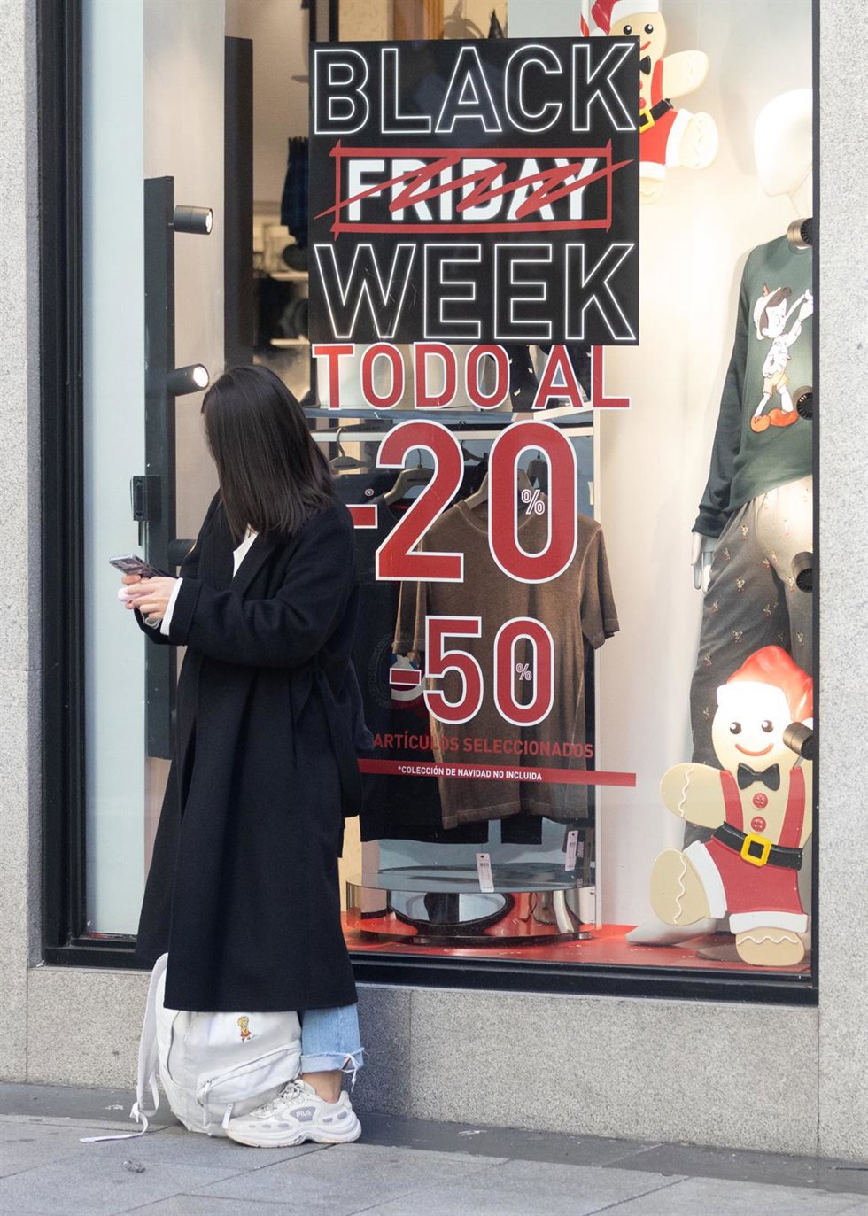 Archivo - Un escaparate avisa de los descuentos durante Black Friday 