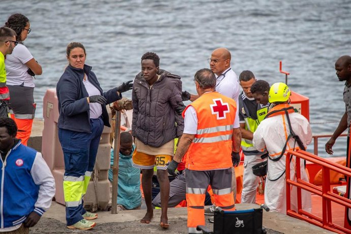 Varias personas salen de un cayuco, en el muelle de La Restinga, a 24 de octubre de 2025, en la isla de El Hierro, Islas Canarias (España). Un cayuco con 73 hombres llegó al mediodía al muelle de La Restinga, en El Hierro. Fueron atendidos por Cruz Roja y