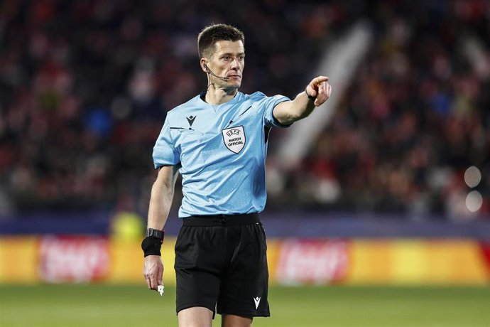 Archivo - El colegiado francés Benoît Bastien durante un partido