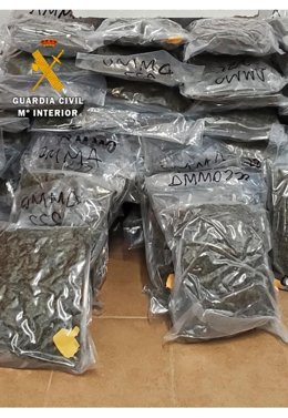 Parte de la droga intervenida por la Guardia Civil.