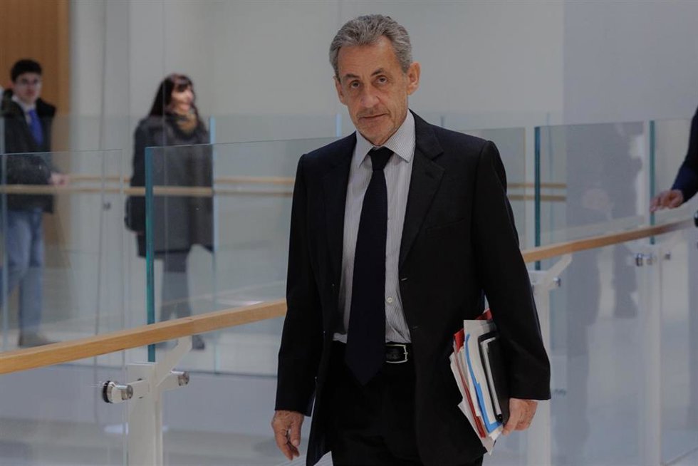 Archivo - El expresidente de Francia Nicolas Sarkozy llega a una vista del juicio en su contra, por el que fue condenado a cinco años de cárcel por asociación de malhechores (archivo)