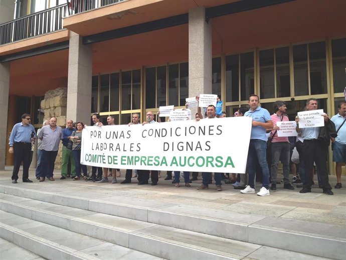 Archivo - Concentración de trabajadores de Aucorsa en una imagen de archivo.