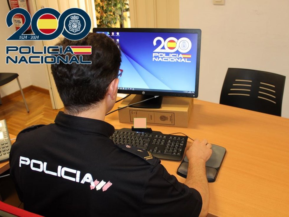 Archivo - Agente de Policía Nacional en tareas de investigación