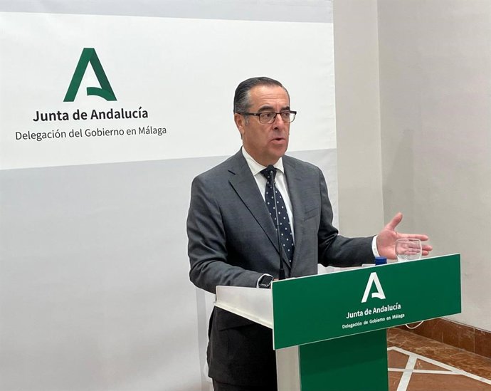 El delegado de Desarrollo Educativo, Miguel Briones, en rueda de prensa