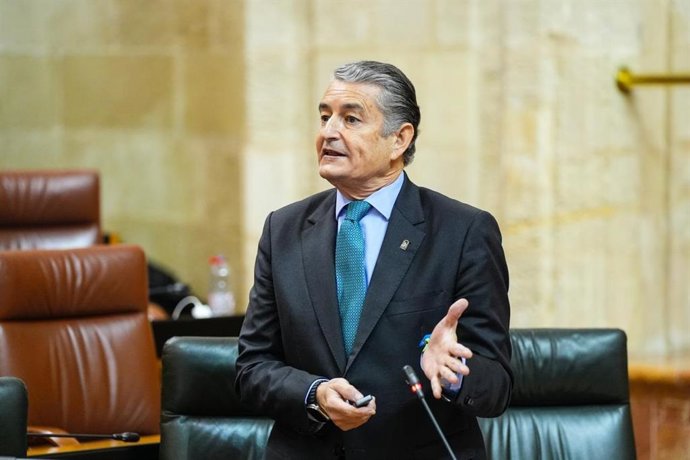 El consejero de Sanidad, Presidencia y Emergencias, Antonio Sanz, en el pleno del Parlamento del 13 de noviembre de 2025.